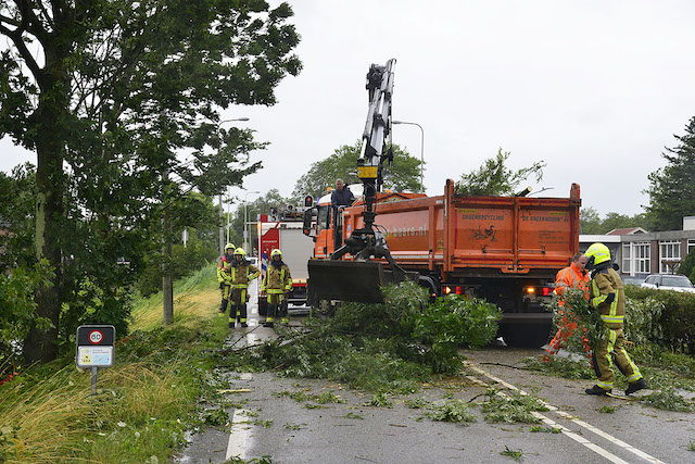 2023/113/20230705-10u17 GB 007 Stormschade Schipholweg BHD-oost.jpg